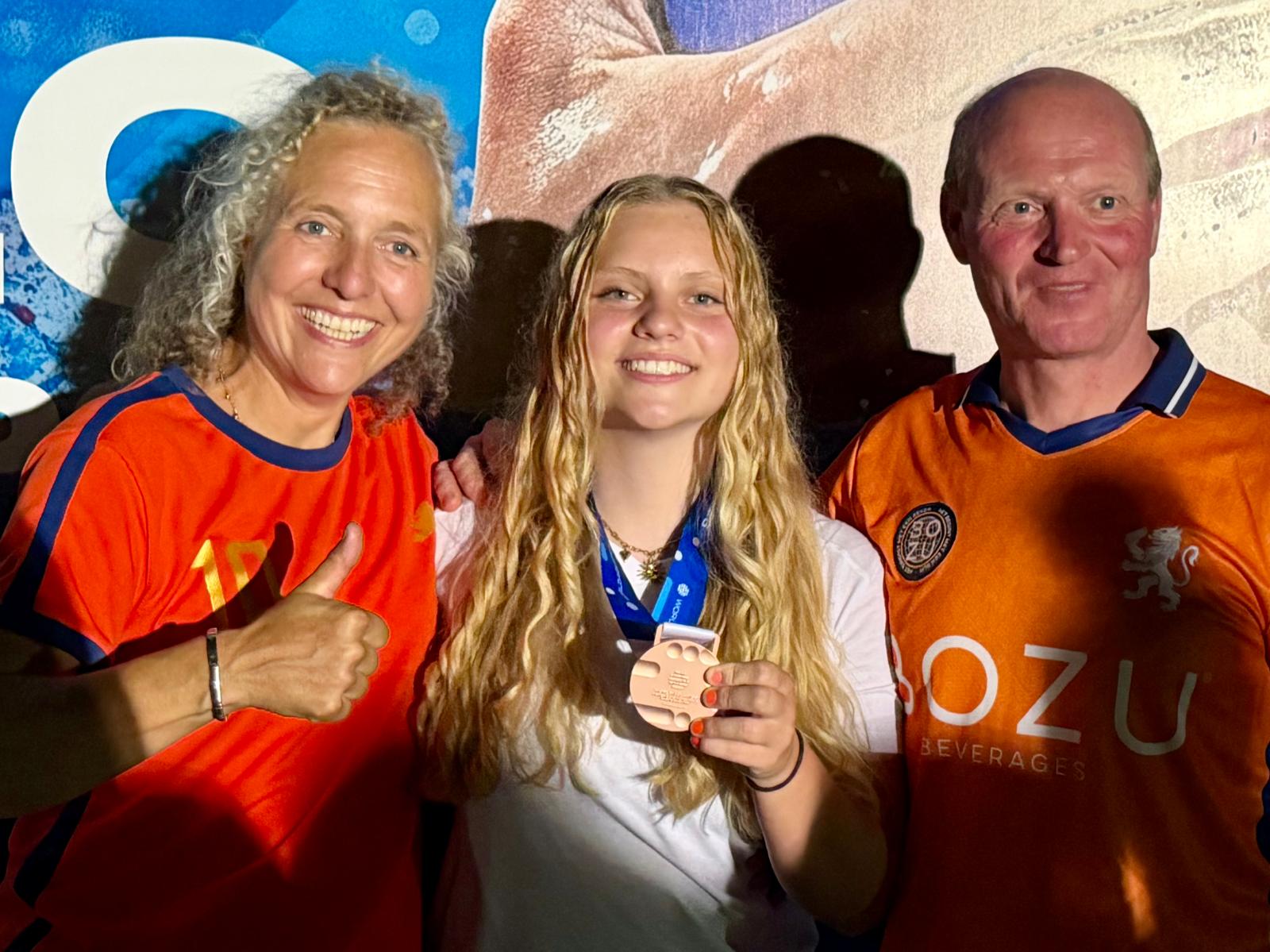 Famke 1 met ouders.jpg Famke 1 met ouders.jpg